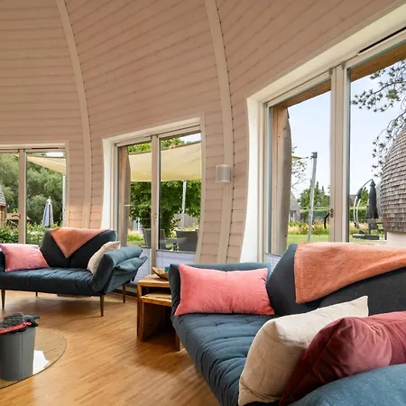 Kugelhaus Eos - Sonnengeküsstes In Organischer Bauweise Am Seeufer Ferienhaus