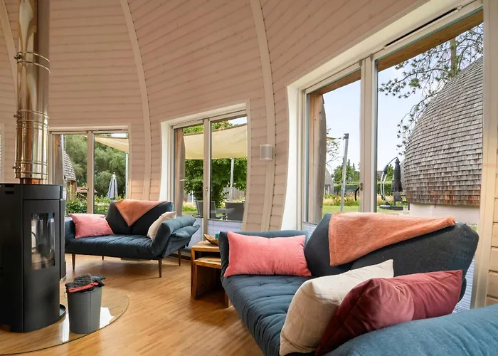 Kugelhaus Eos - Sonnengeküsstes In Organischer Bauweise Am Seeufer Ferienhaus